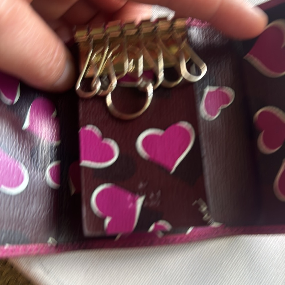 Gucci Magenta Key Holder with Heart Emblem - Picture 3 of 11